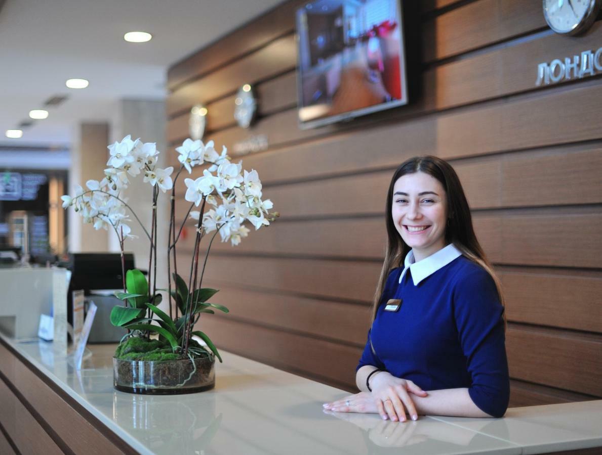 Arfa Park-Hotel Veseloye Exterior photo A receptionist at the front desk of a hotel