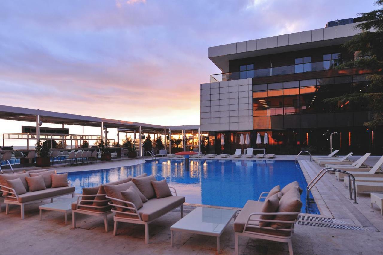 Arfa Park-Hotel Veseloye Exterior photo The swimming pool at the hotel