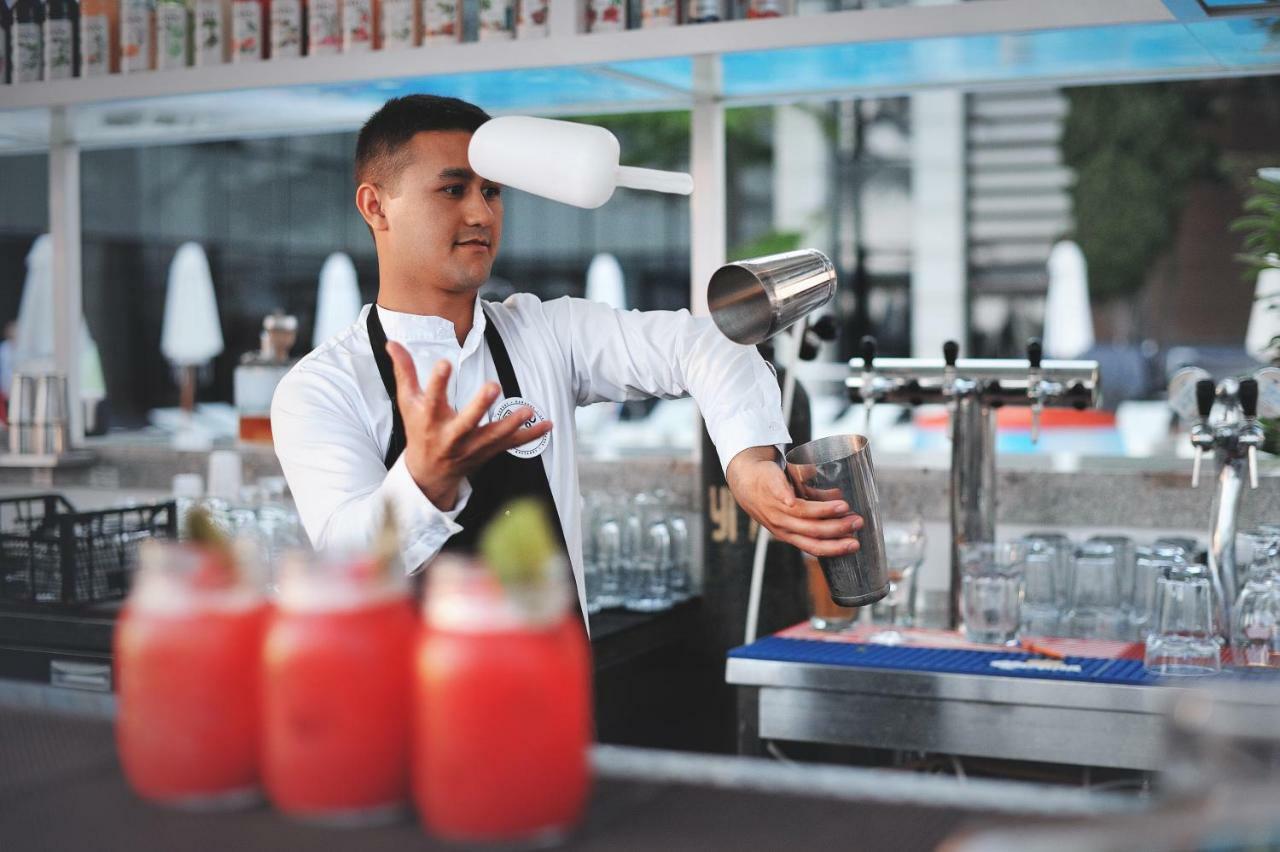 Arfa Park-Hotel Veseloye Exterior photo Bartender at work