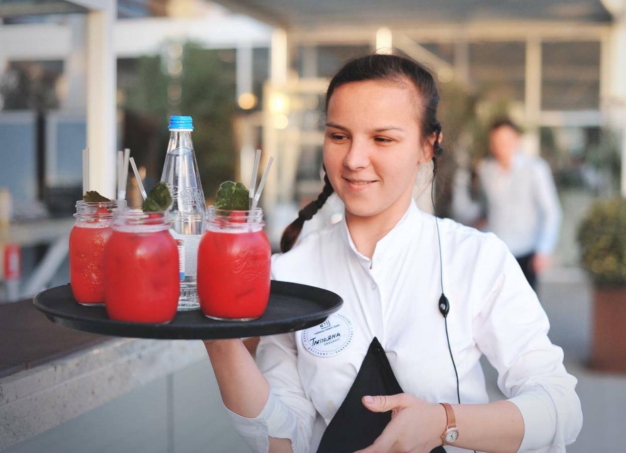 Arfa Park-Hotel Veseloye Exterior photo A waitress carrying a tray of drinks