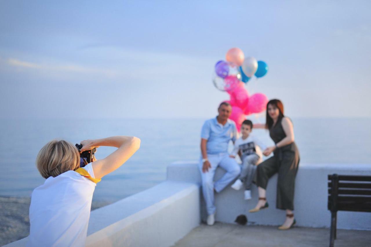 Arfa Park-Hotel Veseloye Exterior photo A photographer taking a photo of a family